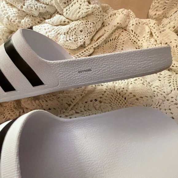 Size 10 white and blue Adidas sandals Synthetic upper
Slip-on
Round open toe - Picture 7 of 12